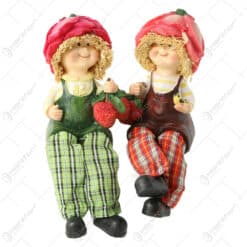 Pereche figurine copii cu capsuni din rasina cu picioare textil 18 CM