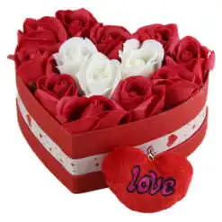 Cutie Inima cu trandafiri de sapun + breloc Love 20x17 CM