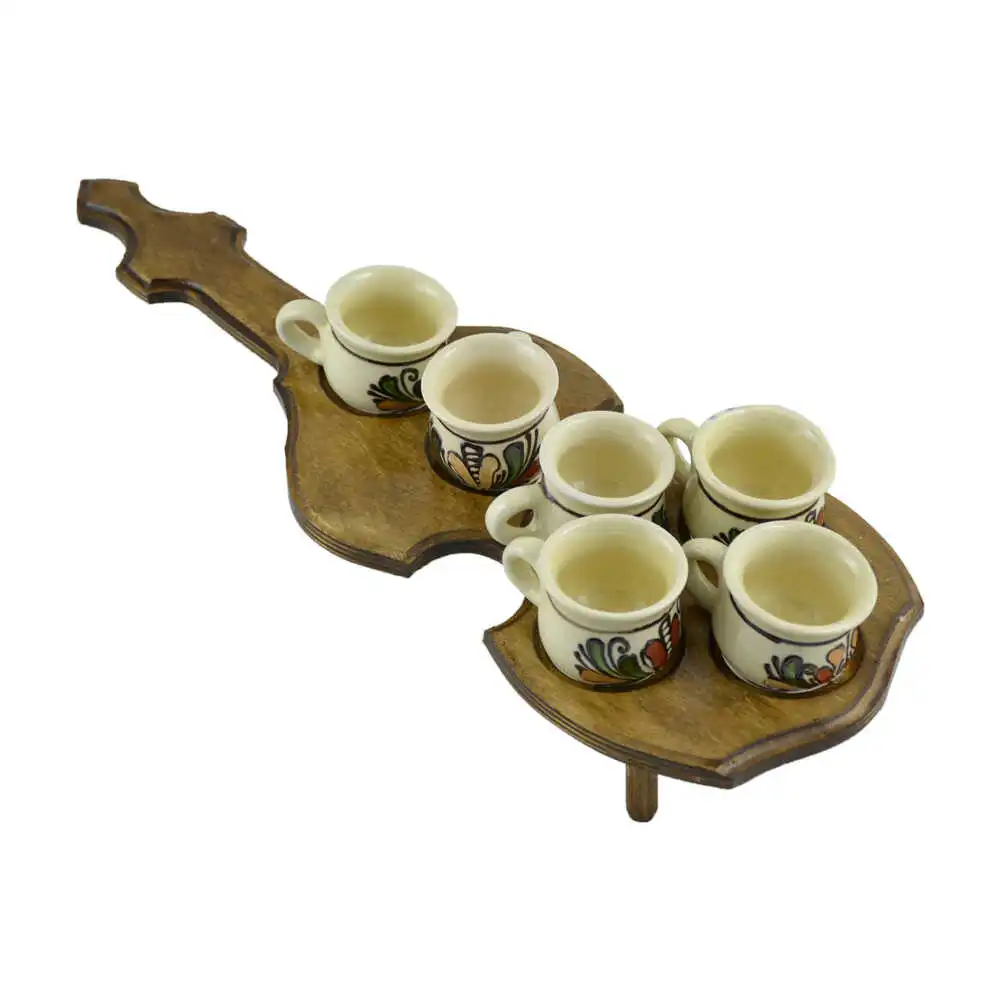Set canite pentru bauturi spirtoase realizate din ceramica pe suport in forma de vioara realizat din lemn - Diverse modele Set canite pentru bauturi spirtoase realizate din ceramica pe suport in forma de vioara realizat din lemn - Diverse modele