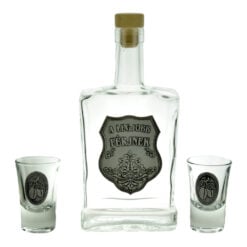 Set sticla decorativa cu doua pahare tip shot - Design cu placuta metalica inscriptionata "A legjobb ferjnek"