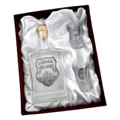 Set sticla decorativa cu doua pahare tip shot - Design cu placuta metalica inscriptionata "A legjobb ferjnek"