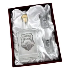 Set sticla decorativa cu doua pahare tip shot - Design cu placuta metalica inscriptionata "A legjobb ferjnek"