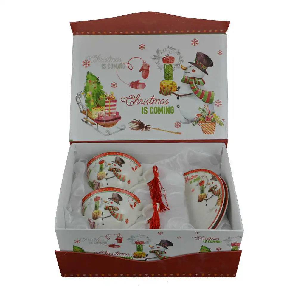Set cana de craciun cu farfurii realizat din ceramica in cutie cadou - Design cu om de zapada si brad Set cana de craciun cu farfurii realizat din ceramica in cutie cadou - Design cu om de zapada si brad