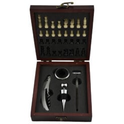 Set cu accesorii pentru vin si sah in cutie de lemn