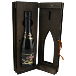 Suport lemn in forma de carte cu o sticla de vin 200 ml "Boldog Nevnapot"