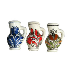 Magnet frigider din ceramica in forma de cana decorat cu motive populare pictate manual