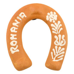 Magnet frigider din lut in forma de potcoava decorat cu motive pictate manual - Romania