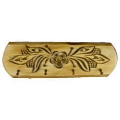Suport pentru chei sculpat in lemn cu motive florale