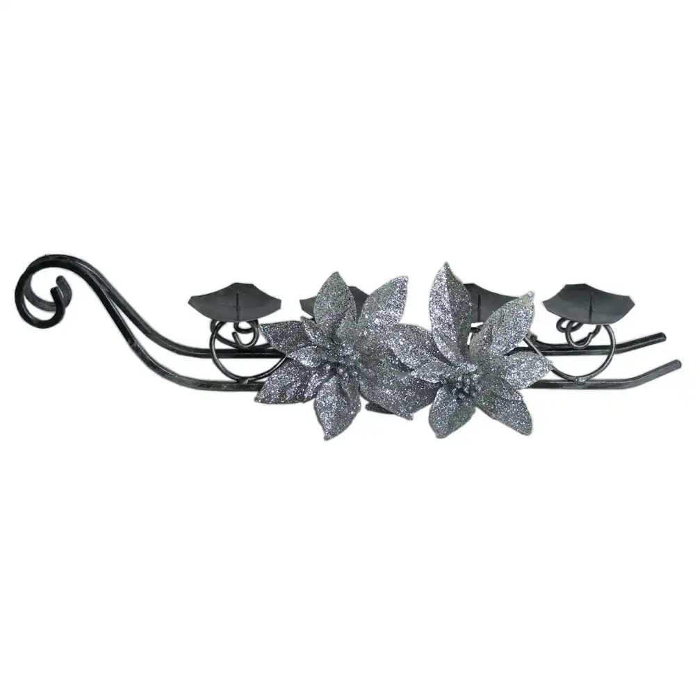 Suport lumanare din metal cu patru brate in forma de sanie lunga cu decor floral artificial - Diferite tipuri Suport lumanare din metal cu patru brate in forma de sanie lunga cu decor floral artificial - Diferite tipuri
