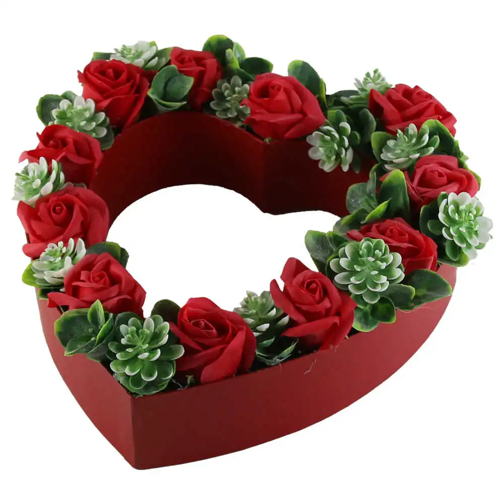 Aranjament floral cu trandafiri de sapun 30 cm in cutie inimioara Aranjament floral cu trandafiri de sapun 30 cm in cutie inimioara