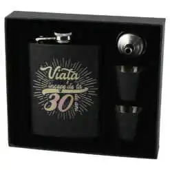 Set cadou "Viata incepe de la 30 de ani" Plosca cu palnie si 4 pahare