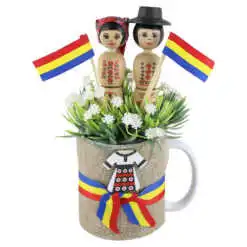 Cana cu figurine din lemn si steagul Romaniei 20 CM
