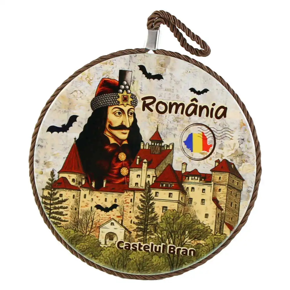 Decor de perete rotund din ceramica Castelul Bran/Vlad TEpes 17 cm Decor de perete rotund din ceramica Castelul Bran/Vlad TEpes 17 cm