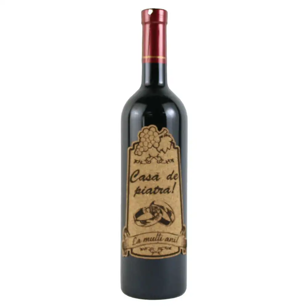Vin rosu 750 ml "Casa de piatra! La multi ani!" cu eticheta personalizata din pluta Vin rosu 750 ml "Casa de piatra! La multi ani!" cu eticheta personalizata din pluta