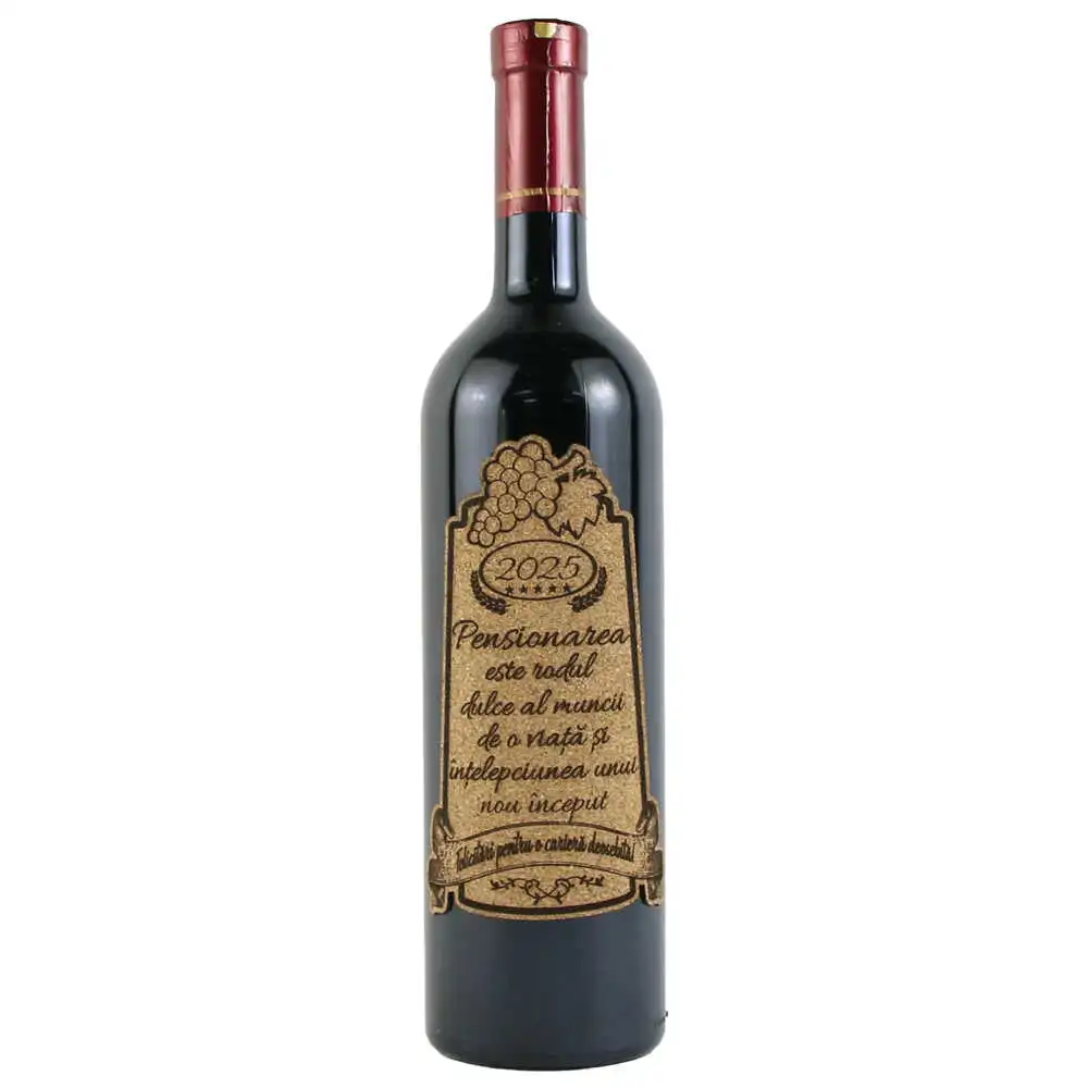 Vin rosu 750 ml "Pensionarea este rodul..." cu eticheta personalizata din pluta Vin rosu 750 ml "Pensionarea este rodul..." cu eticheta personalizata din pluta