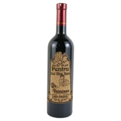 Vin rosu 0.75l "Pentru cel mai bun Dr. Veterinar" cu eticheta personalizata din pluta