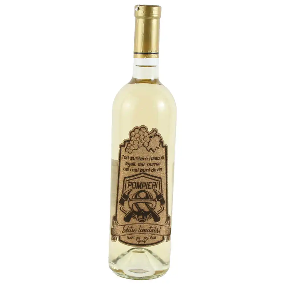 Vin alb 750 ml "Toti suntem nascuti egali...Pompieri" cu eticheta personalizata din pluta Vin alb 750 ml "Toti suntem nascuti egali...Pompieri" cu eticheta personalizata din pluta