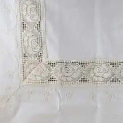 cu dantela trandafiri si broderie