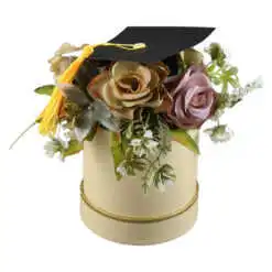 Aranjament floral pentru Absolvire cu toca si trandafiri 18 CM