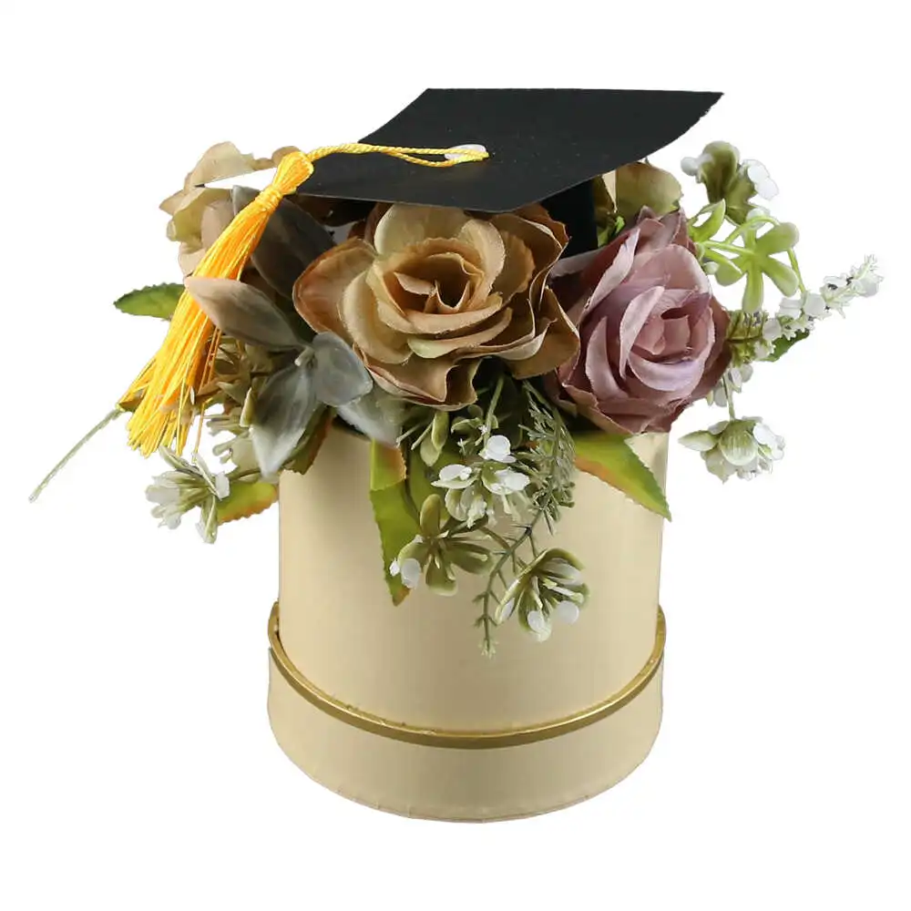 Aranjament floral pentru Absolvire cu toca si trandafiri 18 CM Aranjament floral pentru Absolvire cu toca si trandafiri 18 CM