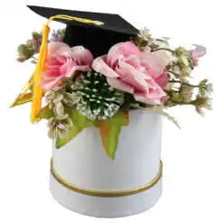 Aranjament floral pentru Absolvire cu toca si trandafiri 18 CM
