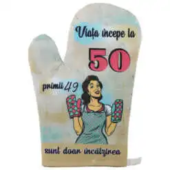 Manusa de bucatarie "Viata incepe la 50 ..."