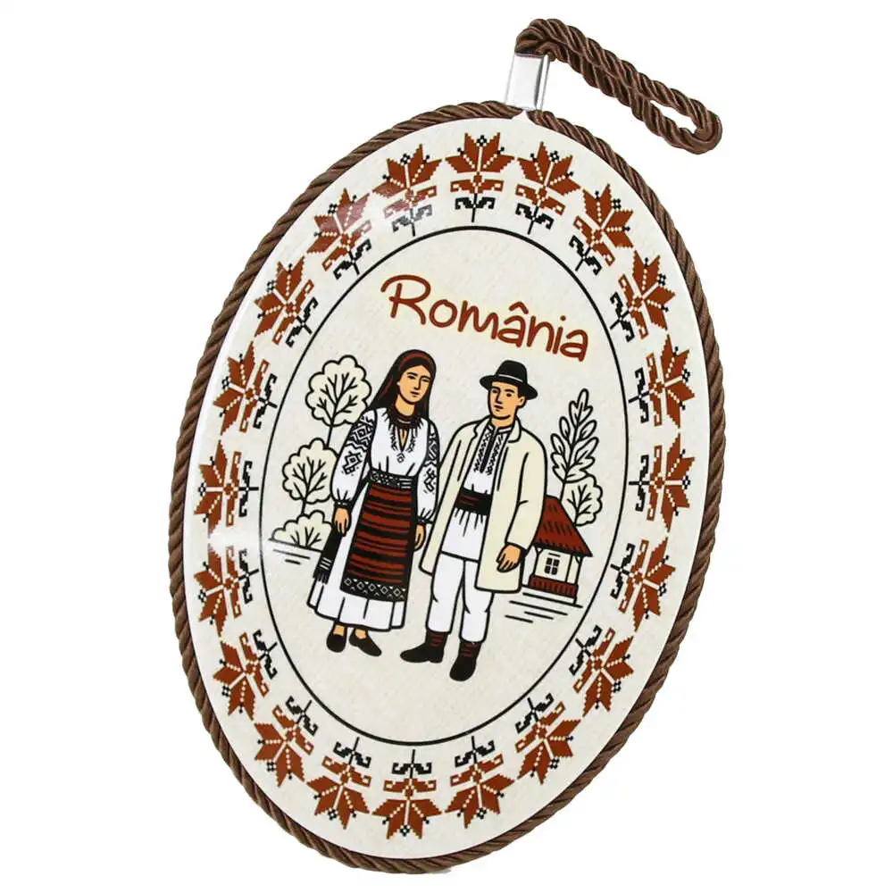 Decor perete oval din ceramica Romania 14 x 20 cm Cuplu in port traditional Decor perete oval din ceramica Romania 14 x 20 cm Cuplu in port traditional