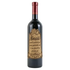 Vin rosu 750 ml "Nasii sunt cadoul..." cu eticheta personalizata din pluta