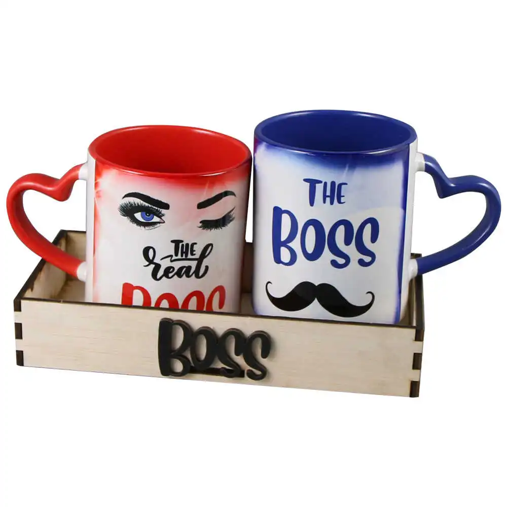 Set cadou cu 2 cani si suport din lemn "The Boss" Set cadou cu 2 cani si suport din lemn "The Boss"