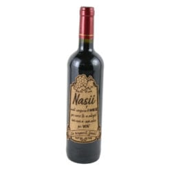 Vin rosu 750 ml "Nasii sunt singura familie..." cu eticheta personalizata din pluta