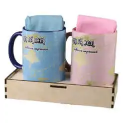 2 sosete si suport lemn