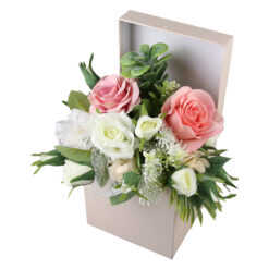 Aranjament floral cu trandafiri in cutie