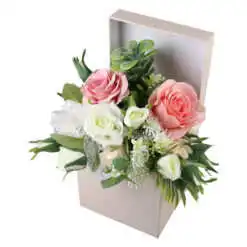Aranjament floral cu trandafiri in cutie