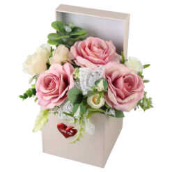 Aranjament floral cu trandafiri in cutie