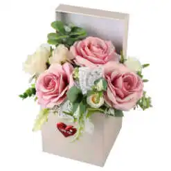 Aranjament floral cu trandafiri in cutie
