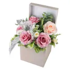 Aranjament floral cu trandafiri in cutie