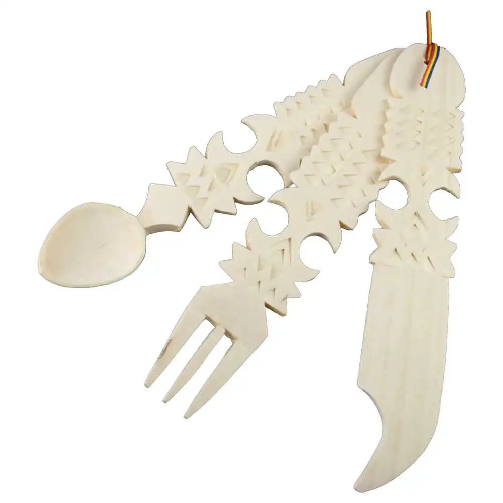 Set tacamuri traditionale sculptate din lemn natur