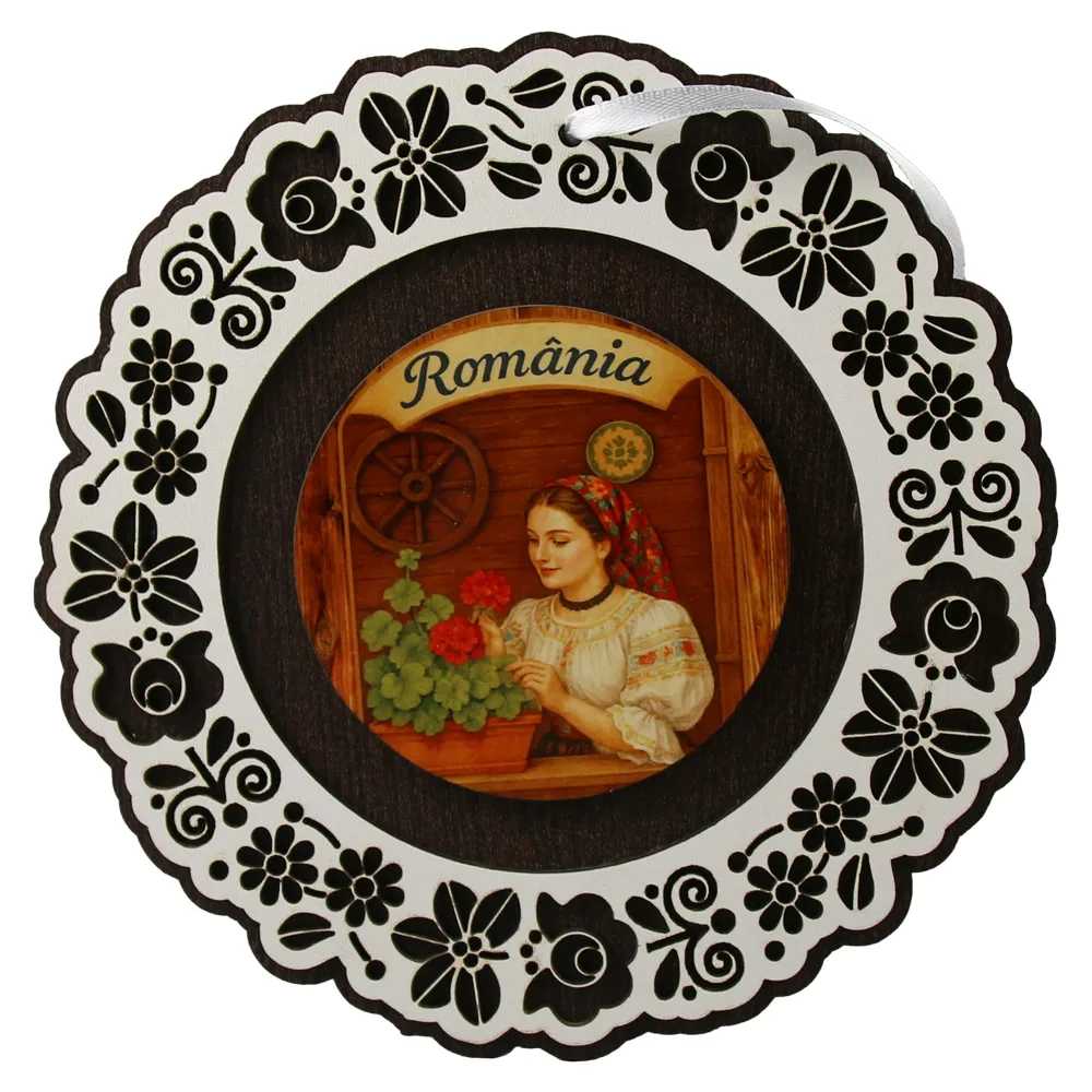 Decoratiune de perete din lemn 18.5 cm "Romania" - Tarancuta cu muscata Decoratiune de perete din lemn 18.5 cm "Romania" - Tarancuta cu muscata