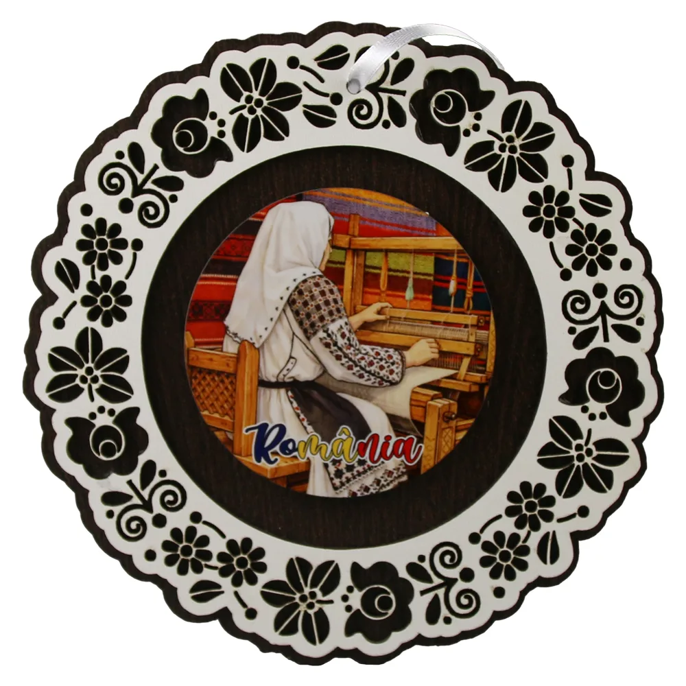 Decoratiune de perete din lemn 18.5 cm "Romania" - Tarancuta tesatoare Decoratiune de perete din lemn 18.5 cm "Romania" - Tarancuta tesatoare