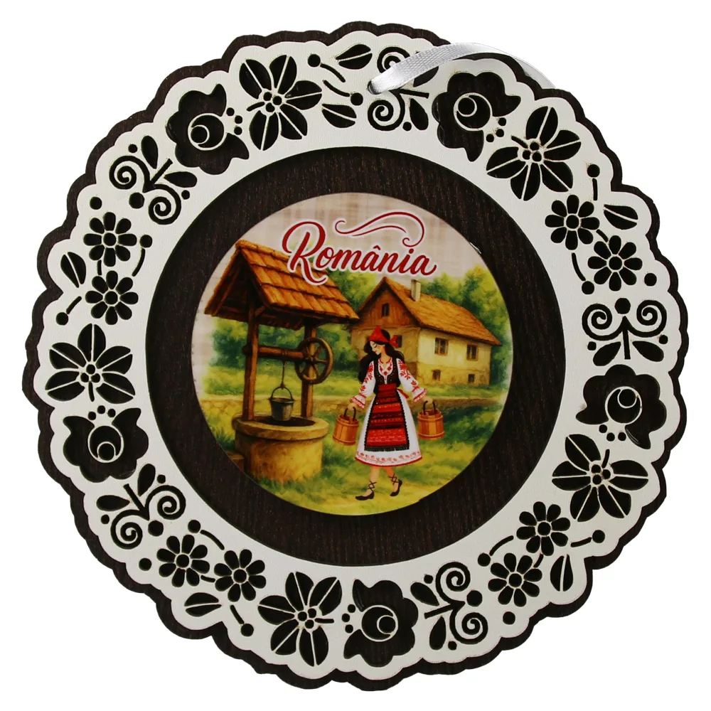 Decoratiune de perete din lemn 18.5 cm "Romania" - Tarancuta la fantana Decoratiune de perete din lemn 18.5 cm "Romania" - Tarancuta la fantana
