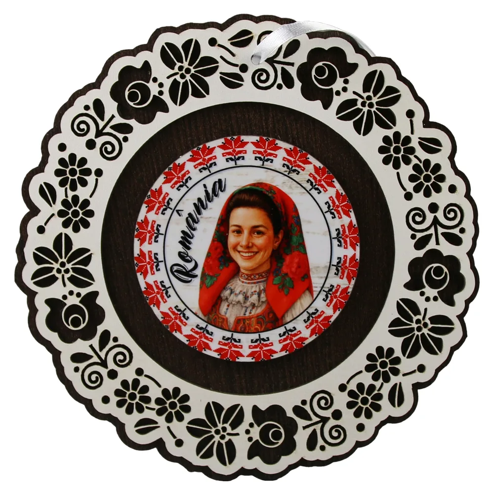 Decoratiune de perete din lemn 18.5 cm "Romania" - Tarancuta cu batic Decoratiune de perete din lemn 18.5 cm "Romania" - Tarancuta cu batic