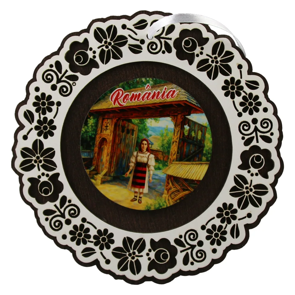 Decoratiune de perete din lemn 18.5 cm "Romania" - Tarancuta la poarta Decoratiune de perete din lemn 18.5 cm "Romania" - Tarancuta la poarta