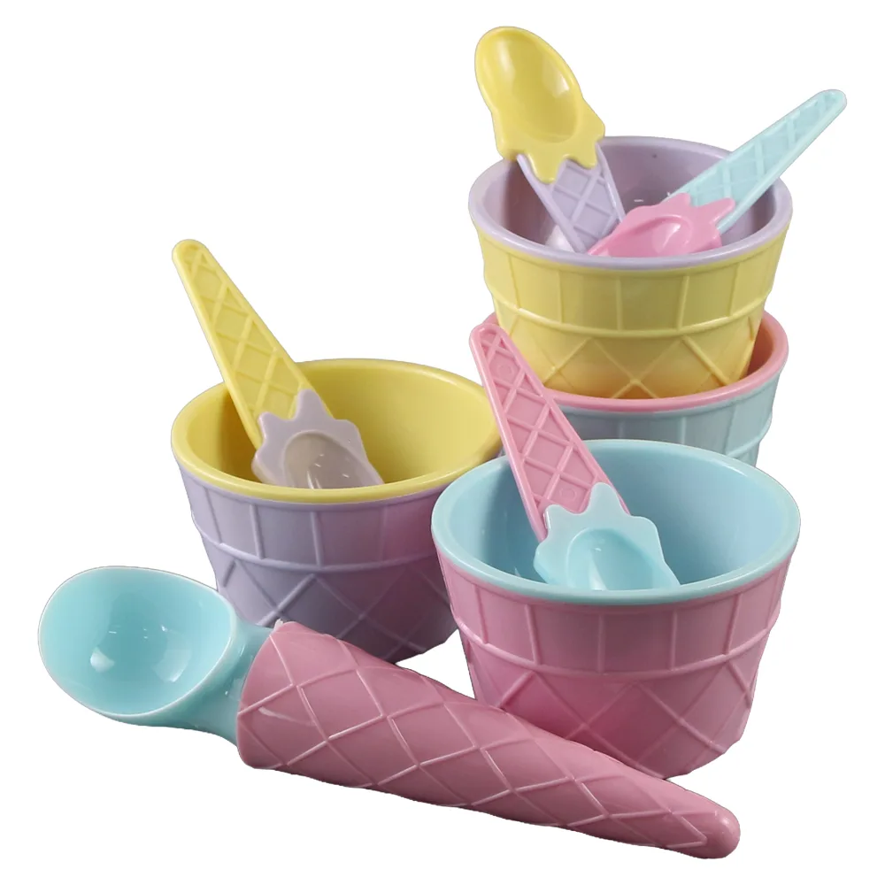 Set pentru inghetata 4 cupe cu lingurite si lingura din plastic Set pentru inghetata 4 cupe cu lingurite si lingura din plastic