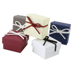 Cutie bijuterii cu fundita 5 x 5 cm din carton - Se vinde 24 buc. / pach.