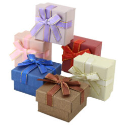 Cutie bijuterii cu fundita satin 5 x 5 cm din carton - Se vinde 24 buc. / pach.