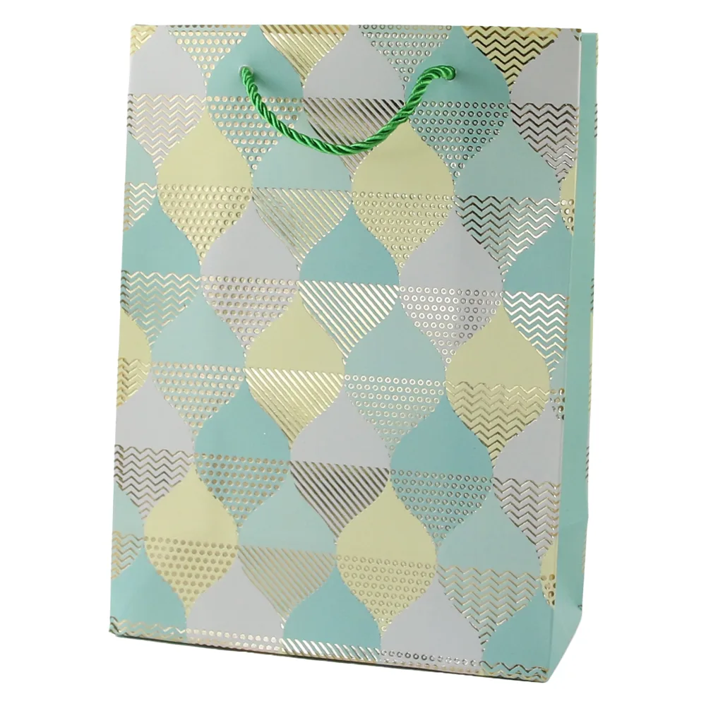 Punga cadou din hartie 18 x 24 cm cu model geometric auriu Punga cadou din hartie 18 x 24 cm cu model geometric auriu