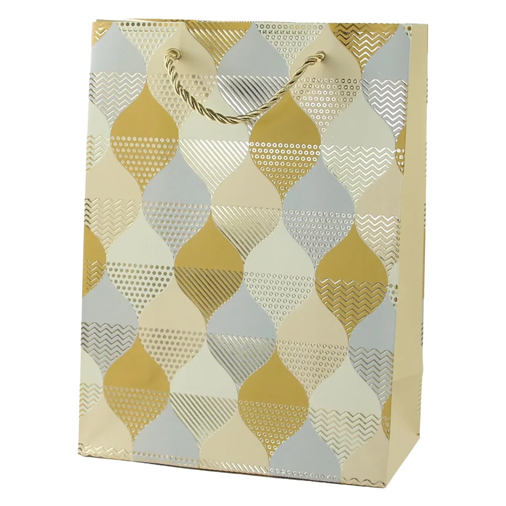 Punga cadou din hartie 18 x 24 cm cu model geometric auriu Punga cadou din hartie 18 x 24 cm cu model geometric auriu