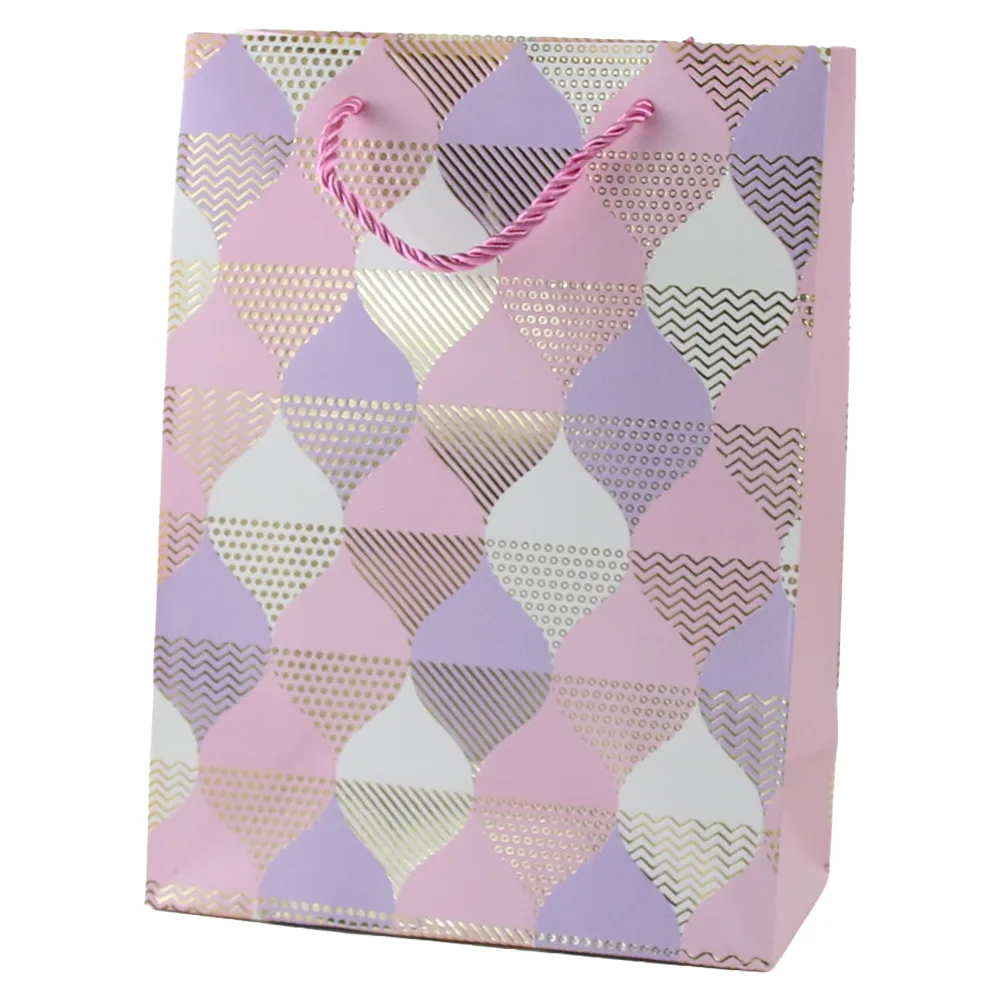 Punga cadou din hartie 18 x 24 cm cu model geometric auriu Punga cadou din hartie 18 x 24 cm cu model geometric auriu