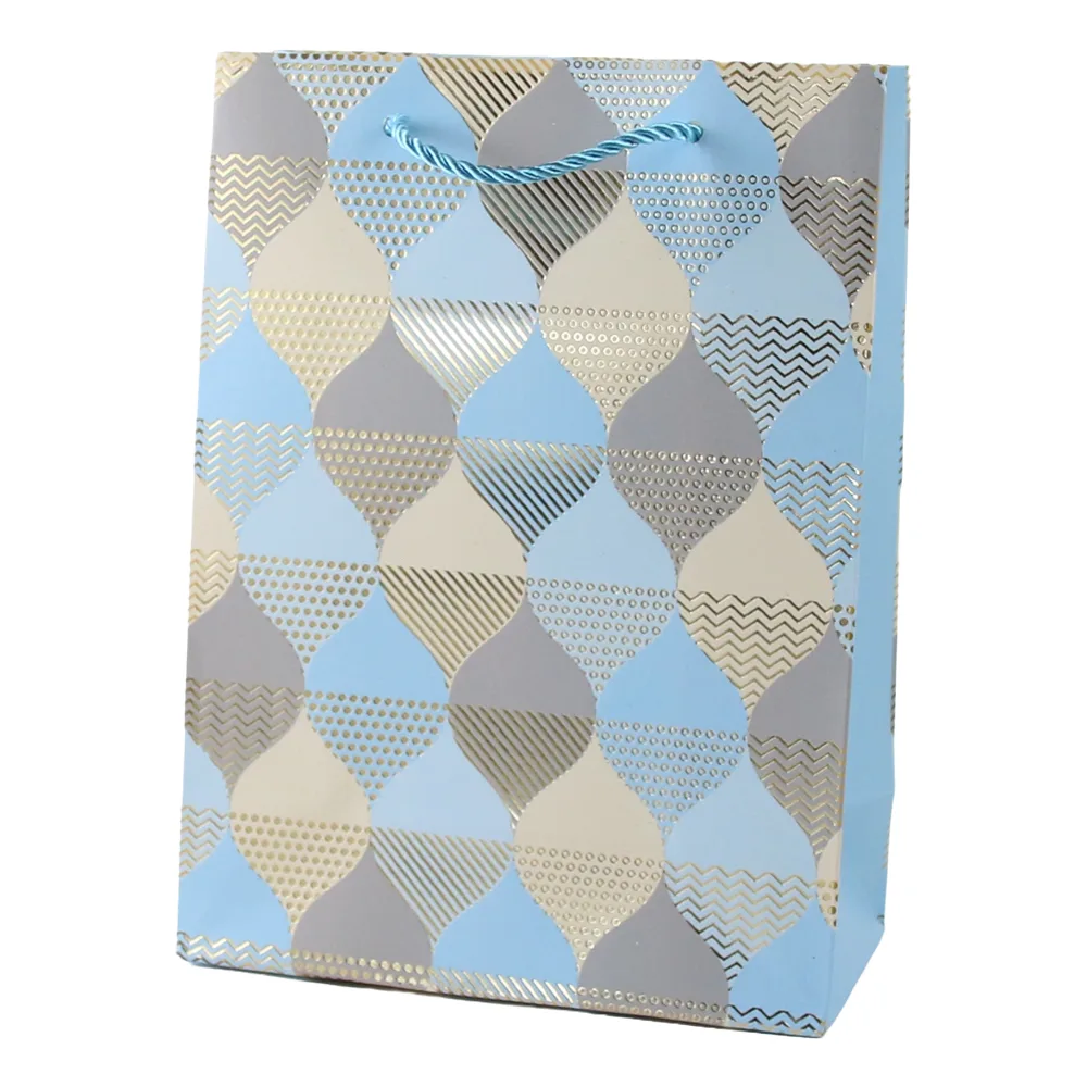 Punga cadou din hartie 18 x 24 cm cu model geometric auriu Punga cadou din hartie 18 x 24 cm cu model geometric auriu