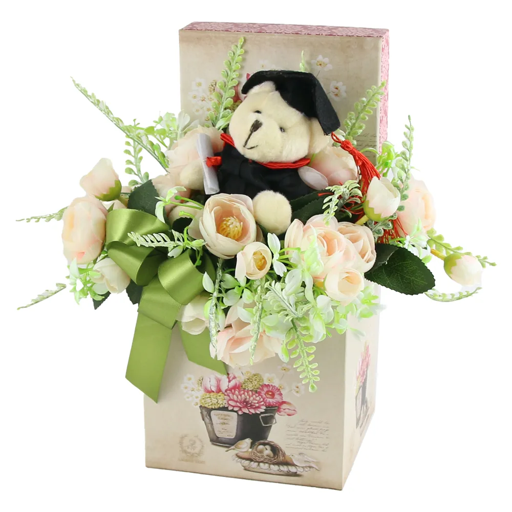 Aranjament floral pentru Absolvire cu ursulet in cutie decorativa 24x29 CM Aranjament floral pentru Absolvire cu ursulet in cutie decorativa 24x29 CM